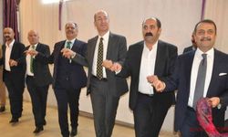 Hakkari'de 4 bin kişinin katıldığı düğünde Vali Akbıyık da halay çekti