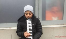 Okul masraflarını karşılayabilmek için sokaklarda melodika çalıyor