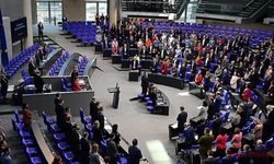 Almanya Meclisi’nde Türkiye’deki depremzedeler için saygı duruşu