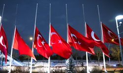Milli yas ilanının ardından tüm Türkiye'de bayraklar yarıya indirildi