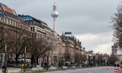 Berlin’de başörtülü öğretmenler okullarda çalışabilecek