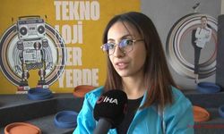 Dünya şampiyonu depremzede Esma Yıldız, ihtiyaç sahiplerinin yardımlarına koşuyor