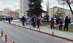 Kayseri 4.7 büyüklüğündeki depremle sallandı, vatandaşlar sokağa döküldü