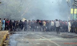 Pakistan'da İmran Han taraftarları ile polis arasındaki çatışmalar sürüyor