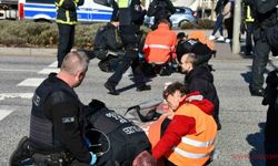 Hamburg’da iklim aktivistleri, ellerini asfalta yapıştırdı