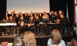 Menekşe Korosunun Deprem Dayanışma Konserinde birlikte söylenip birlikte hüzünlenildi