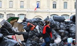 Paris'te çöp toplayıcıları 13 Nisan'da süresiz greve gidecek
