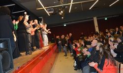 Tiyatro Asmin’in “Göç Yolunda Düşler” oyununa seyirciden büyük alkış