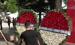 Şehit yakınları Kılıçdaroğlu’nun çelengini parçaladı