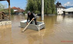 Köy sular altında kaldı, buzdolabını kayık yaptı