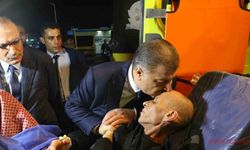 Bakan Koca, Türkiye’ye getirilen Gazzeli hastalarla yakından ilgilendi