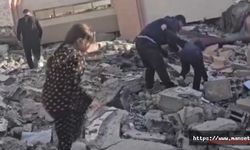 Gazze’de çocuklar cami enkazından Kur’an sayfalarını topluyor