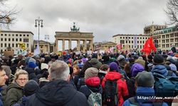 Almanya’da aşırı sağcı AfD Partisi ve ırkçılık karşıtı protesto