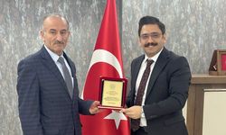 45 yıllık hizmetin ardından emekliliğe ayrılan Tekin’e başarı plaketi