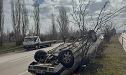 Orta refüje devrilen otomobilde sürücü yaralandı