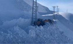 Şırnak’ta 3 metrelik karda yol açma çalışmaları sürüyor