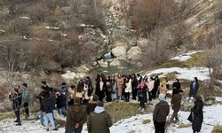 Tunceli’de öğrenciler yaban hayvanları için doğaya yem bıraktı