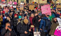 Hannover'de 24 bin kişi sağa karşı protesto için sokağa çıktı.