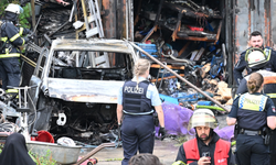 Hamburg-Rönneburg'da Garaj Yangını: Üç Araç Hasar Gördü