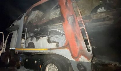 Sıfır araçlar alev alev yandı, sürücü fenalık geçirdi!