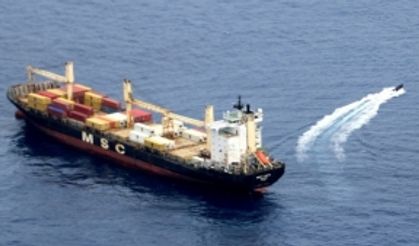 Gine Körfezi'nde yük gemisini ele geçirmek isteyen korsanlara Rus savaş gemisi müdahale etti
