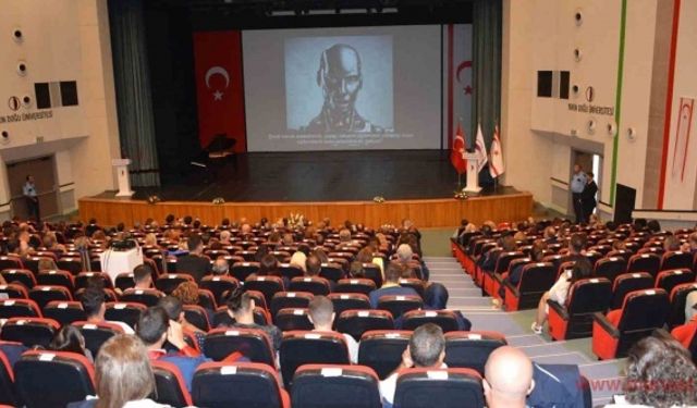 Yapay zeka tabanlı akademisyen AI. Prof. DUX ilk dersini verdi