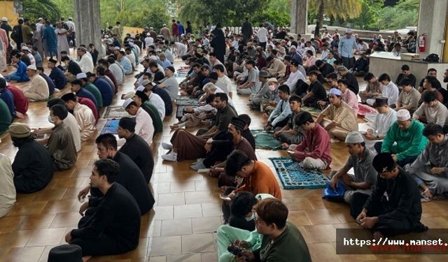 Tayland’da bayram namazına yoğun katılım