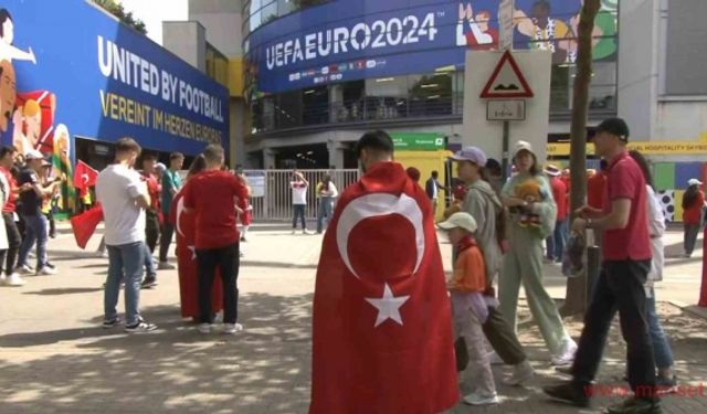 Türk taraftarlardan millilere yoğun destek