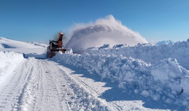 Muş’ta kar ve tipi nedeniyle mahsur kalan 80 kişi kurtarıldı