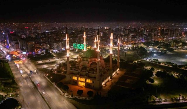 Sabancı Merkez Camii’nde asılan mahya havadan görüntülendi