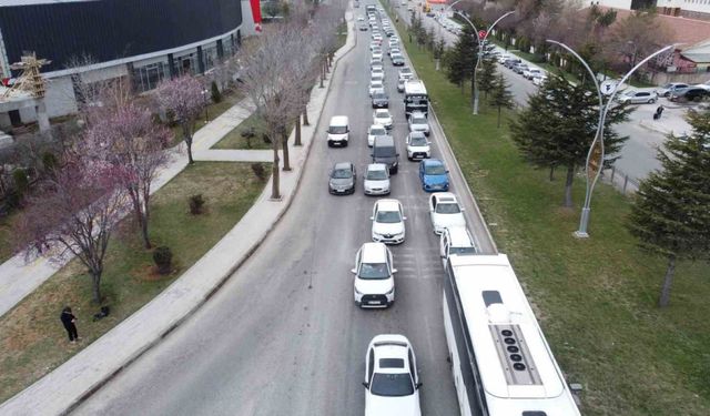 Türkiye’nin kilit kavşaklarından Yozgat E-88 karayolunda bayram trafiği yoğunluğu