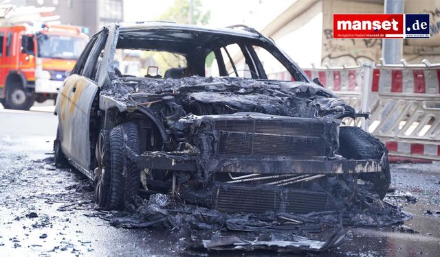 Hamburg’da Teknik Arıza Sonucu Mercedes C-Klasse Alev Aldı