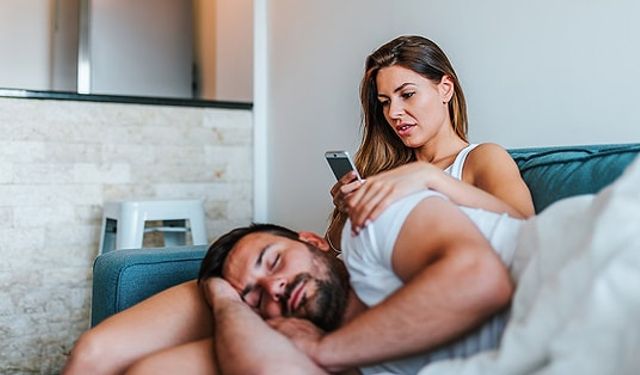 Sevgilisinin Telefonunu Karıştıranlara Ceza Geliyor!