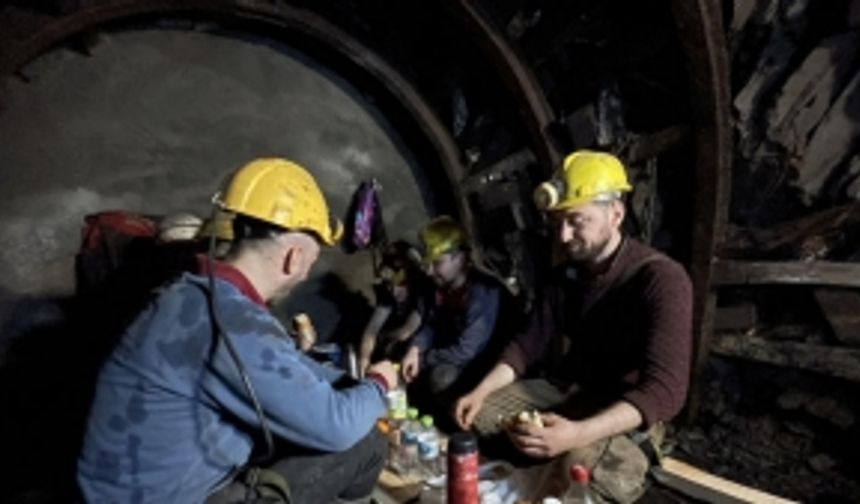 Maden işçileri ilk sahurlarını yerin metrelerce altında yaptı