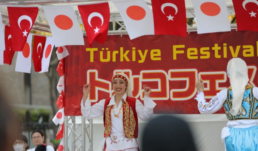 Tokyo'da yapılan Türkiye Festivali'nde Japonlar halay çekti