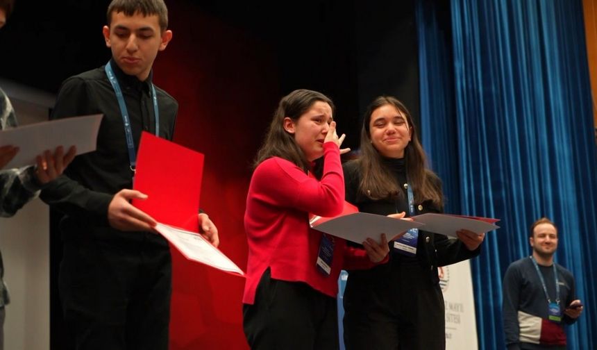 56. Lise Öğrencileri Araştırma Projeleri Bölge Yarışması’nı kazanan öğrencilerin sevinç gözyaşları