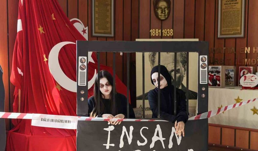 Teknoloji bağımlılığına canlı mankenlerle dikkat çektiler