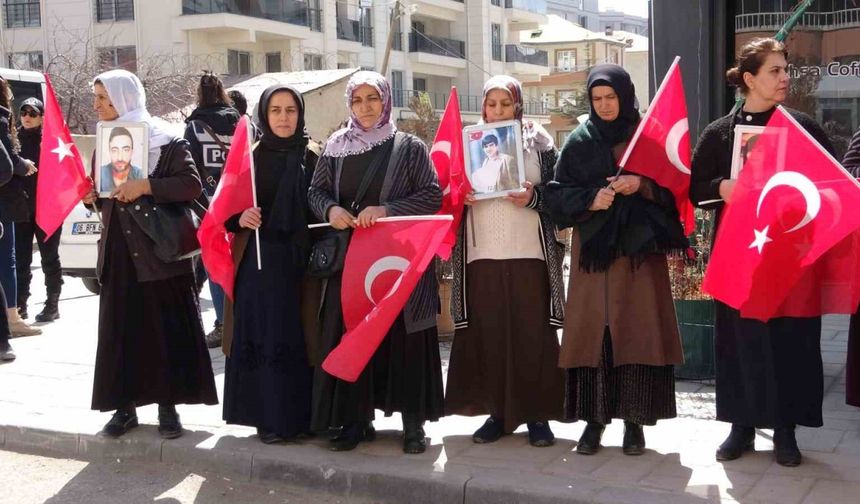 Evlat nöbetindeki aileler: "Terörsüz Türkiye istiyoruz"