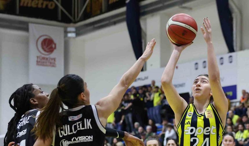 Fenerbahçe Opet, yarı final serisinde 1-0 öne geçti