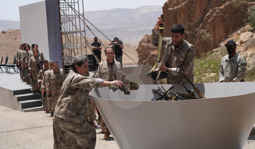 Türkiye için tarihi an: PKK silahlarını yaktı